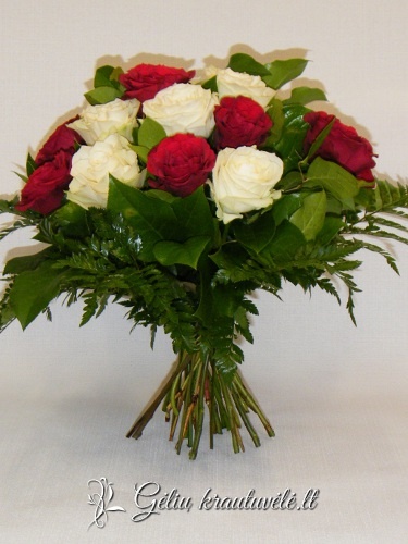 Baltų ir raudonų rožių puokštė nuotrauka 2