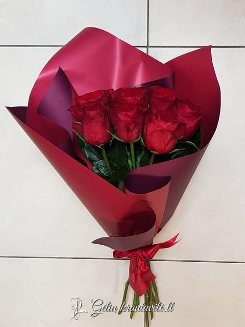 Klasikinė raudona rožių puokštė nuotrauka 1