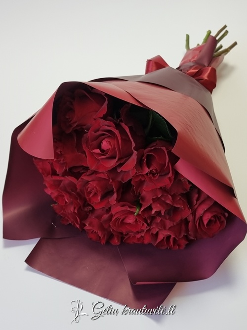 Klasikinė raudona rožių puokštė nuotrauka 2