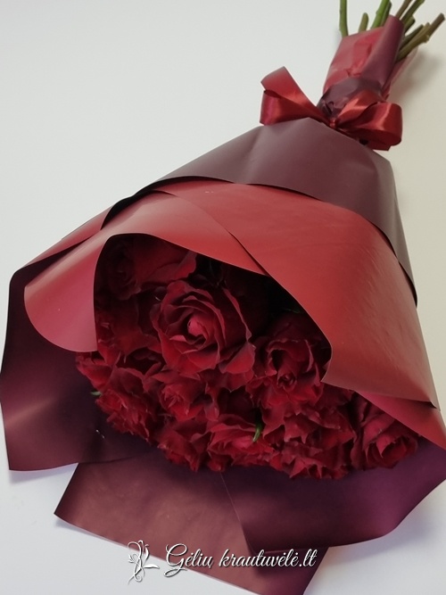 Klasikinė raudona rožių puokštė nuotrauka 4