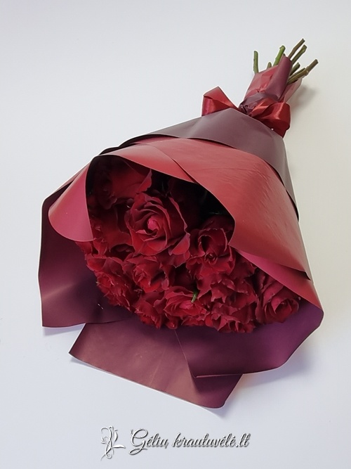 Klasikinė raudona rožių puokštė nuotrauka 6