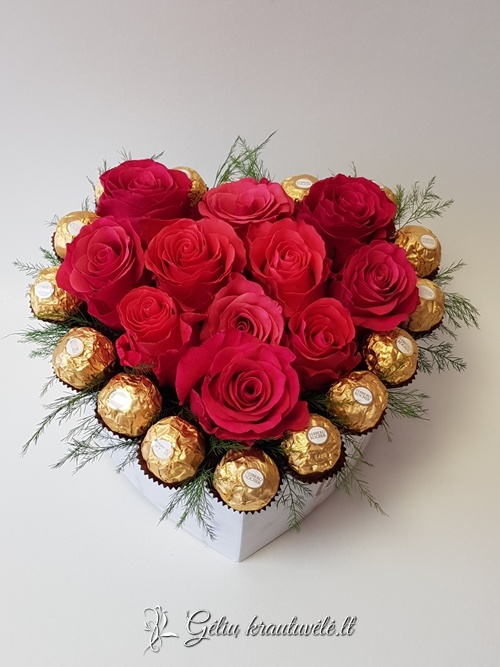 Rožių širdis dėžutėje su Rocher saldainiais