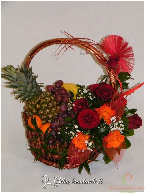 Vaisių krepšelis su gėlėmis