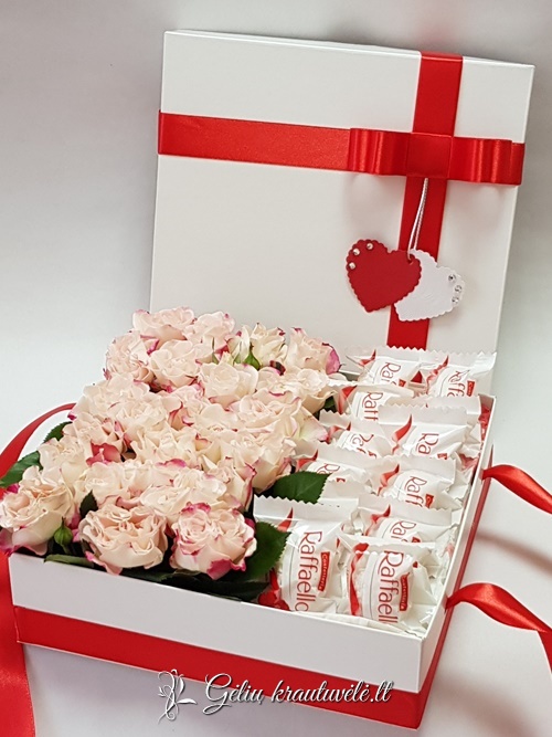 Saldainiai Raffaello ir pastelinės rožės dėžutėje