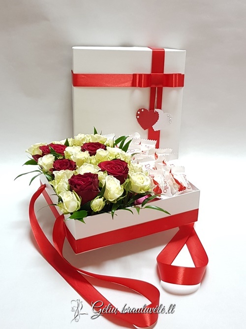 Baltoje dėžutėje baltos raudonos rožės su raffaelo