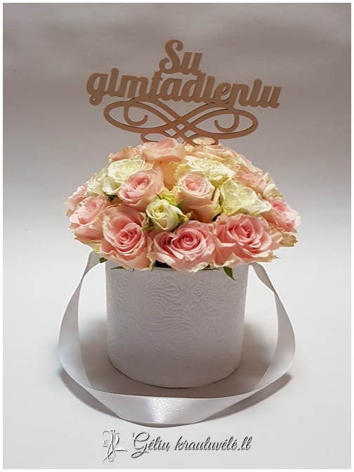 Švelni rožių kompozicija su gimtadieniu dėžutėje